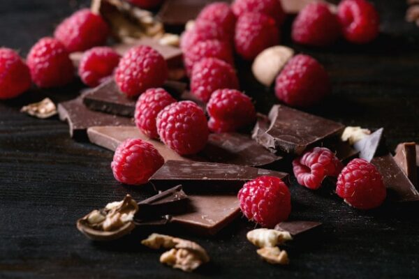 Ciocolata neagra + fructe de padure + nuci - asocierea alimentelor